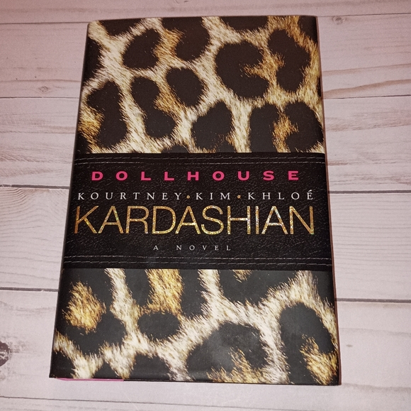 Signed First Edition KARDASHIANS Dollhouse Book - Signed by Khloe and Kourtney - Picture 5 of 9